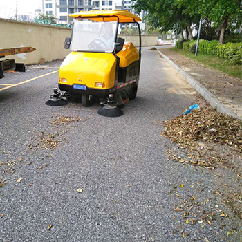 锦绣东方花园清扫落叶.jpg